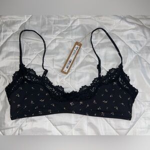 COPY - FITS EVERYBODY LACE SCOOP BRALETTE
ONYX ROSEBUD SMALL